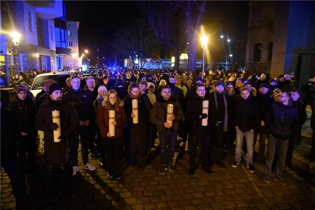 Anschlag auf Magdeburger Weihnachtsmarkt: Fünf Tote, 200 Verletzte - alle Infos im Liveblog Menschen demonstrieren nach der Kundgebung der AfD in Magdeburg.
