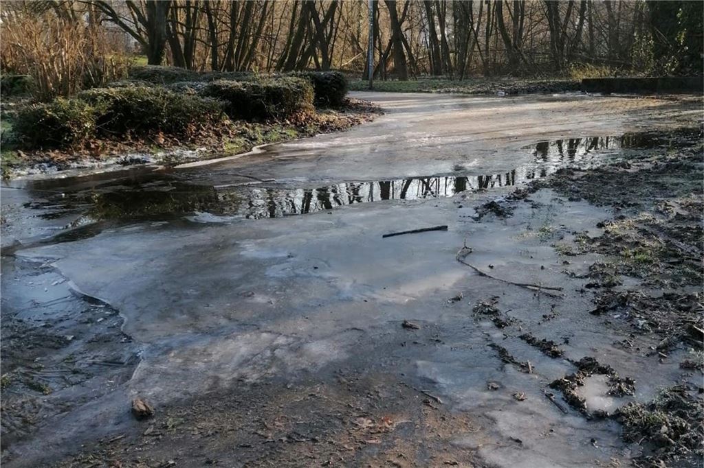 Stadt appelliert: Bitte Kurpark-Sperrungen beachten Teils sind die Wege im Moment vereist.