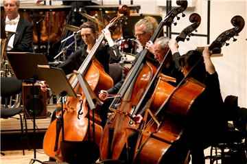 Temperamentvoll, frisch und energisch, mit ungeheurer Spannung präsentiert sich die Neue Philharmonie Westfalen am Mittwoch in der Konzertaula mit einem Konzert der Extraklasse.