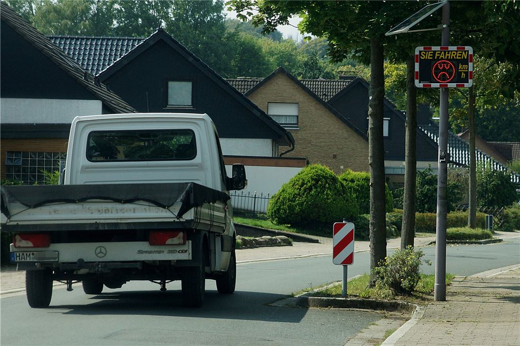 Billmerich: Grüner Ortsteil, in dem man auf ein Auto angewiesen ist Tempokontrolle in der Liedbachstraße: Kaum einer hält sich an Tempo 30, meint Anwohnerin Claudia Winkelkötter.