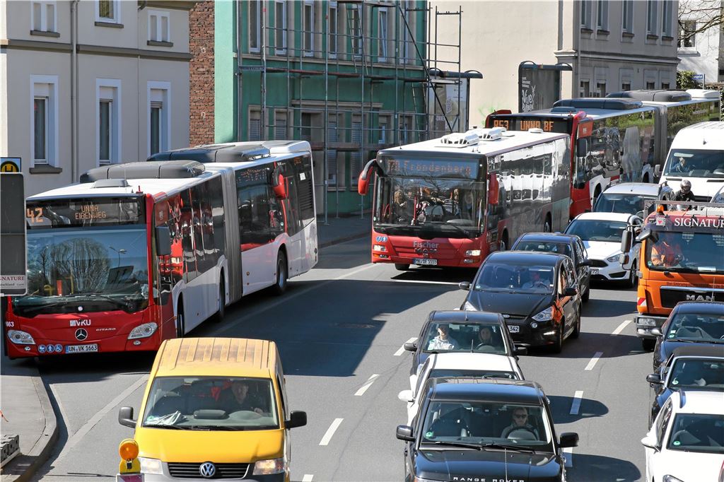 Wir für Unna: Tempo 30 besser nur noch nachts Starker Verkehr mit Autos und Bussen auf dem Ring in Unna