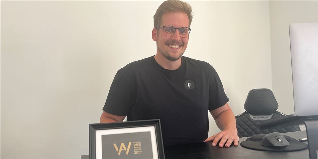 Gründer Thomas Frischko: „In Fröndenberg gibt es megaviel Potenzial“ Thomas Frischko mit seinem Award: Der Fröndenberger hat in seiner Heimatstadt eine Webagentur gegründet, und mit der geht es aufwärts.