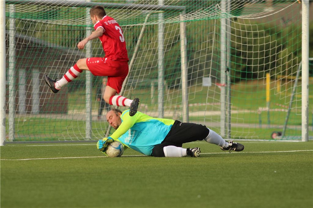Thomas Gebhardt schaut auf Werner SC und FC Nordkirchen Thomas Gebhardt schmeißt sich auf einen Ball.