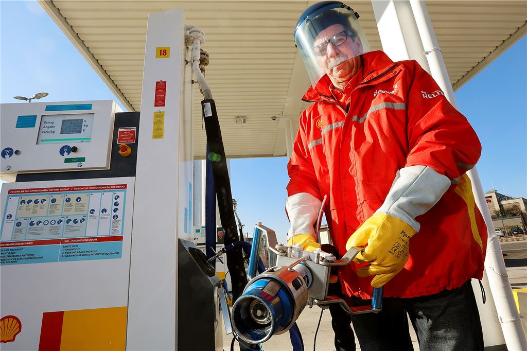 Tanken bei minus 162 Grad, um den Spritpreisen ein Schnippchen zu schlagen Thomas Kolkmann, Pächter der Tankstelle im Kamen-Karree, zeigt die Zapfkupplung der neuen LNG-Station, die jetzt den Betrieb aufnimmt.