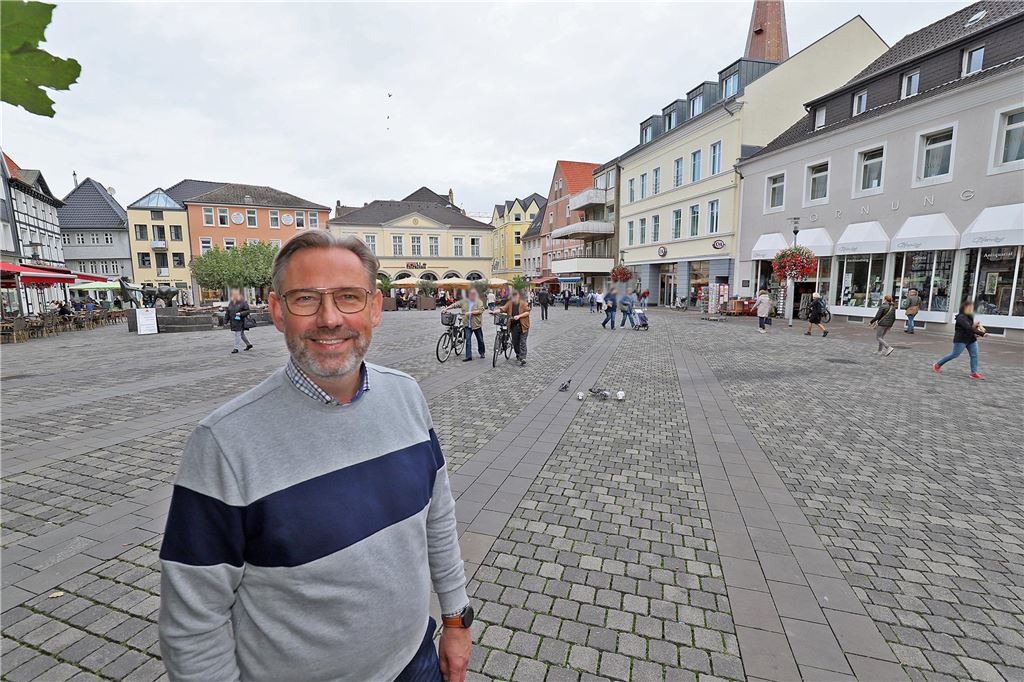 Verdi droht mit Klage: Ärger um verkaufsoffene Sonntage Thomas Weber steht auf dem Marktplatz in Unna.