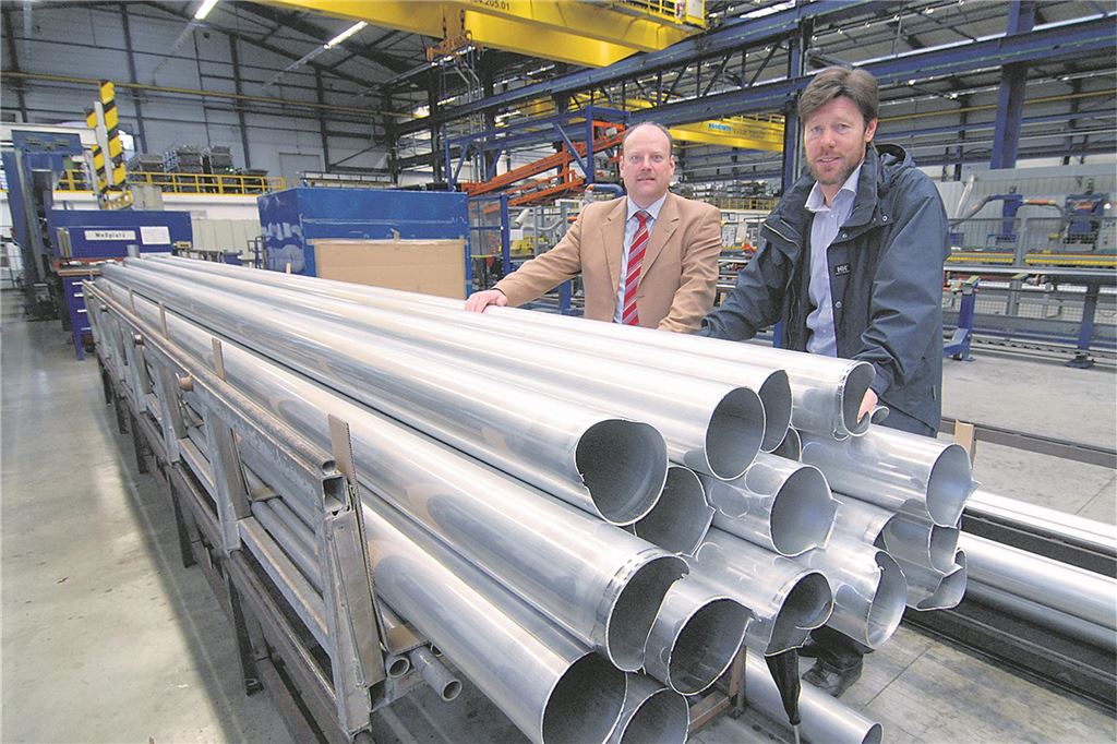 Klage gegen das Land: Aluwerk will Thomas Wieses Rolls Royce zurück Thomas Wiese (l.) als Chef des Aluwerks Unna steht im Aluwerk hinter Rohren.