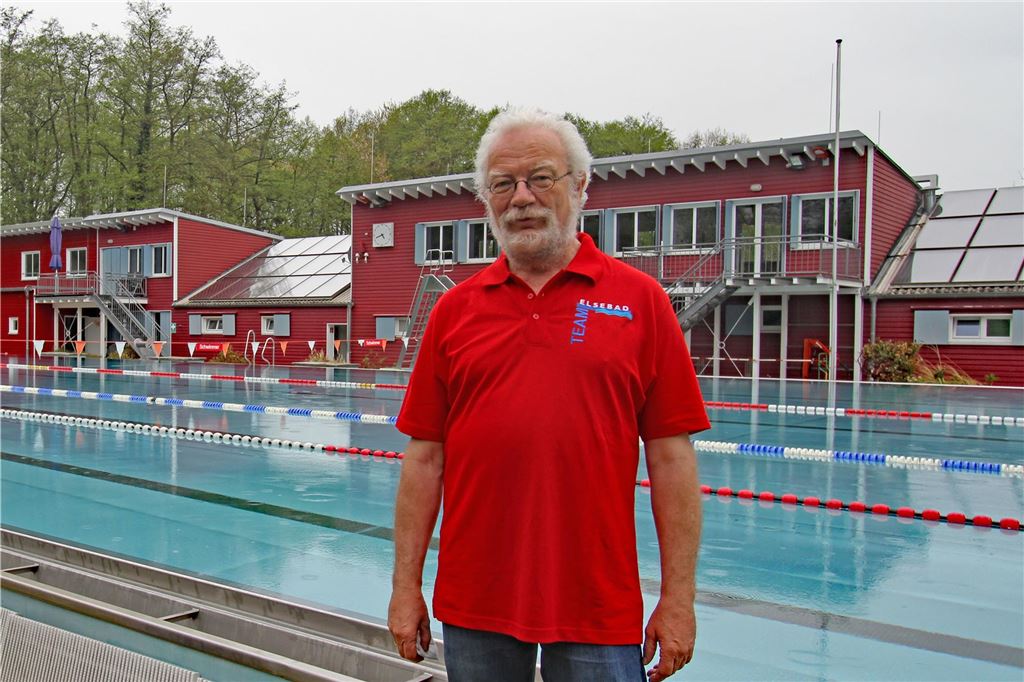 Der „Förderverein Bürgerbad Elsetal“ wird 30 Jahre alt Thomas Wild steht vor dem Schwimmbecken des Elsebads in Schwerte-Ergste.