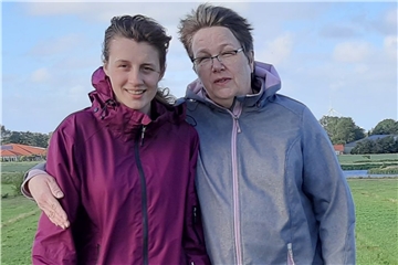 Thora Heine (rechts) hat sich mutmaßlich bei ihrer Tochter mit dem Coronavirus infiziert. Dahinter steckt eine ärgerliche Geschichte.