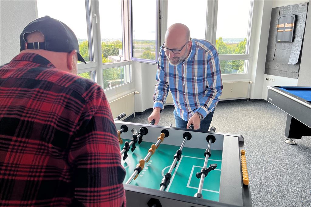 Heroin-Patienten: Besuch in den Ruheräumen der Ambulanz Thorsten Kelter spielt mit einem Mitarbeiter des Psychosozialen Dienstes Kicker in den Ruheräumen der Diamorphinambulanz..