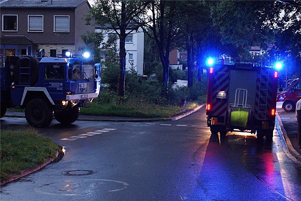 Hochwasser hält Unna-Massen bis in die Nacht in Atem THW und die Feuerwehr arbeiteten Hand in Hand gegen die Wassermassen, hier in der Straße Im Kamp in Obermassen.
