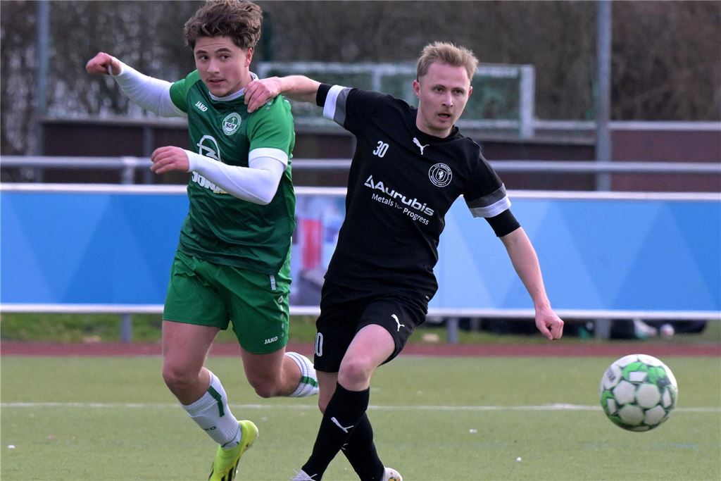 8:0! Westfalia Wethmar gegen abstiegsbedrohte SG Massen II im Rausch Till Kowalski (r.) im Zweikampf gegen Alex Rivchin.