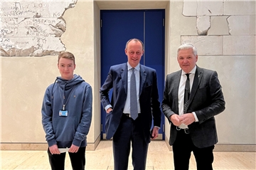 Till Mester aus Fröndenberg absolvierte ein Praktikum beim Bundestagsabgeordneten Hubert Hüppe (r.) aus dem Kreis Unna. Dabei traf er unter anderem den neuen CDU-Chef Friedrich Merz.