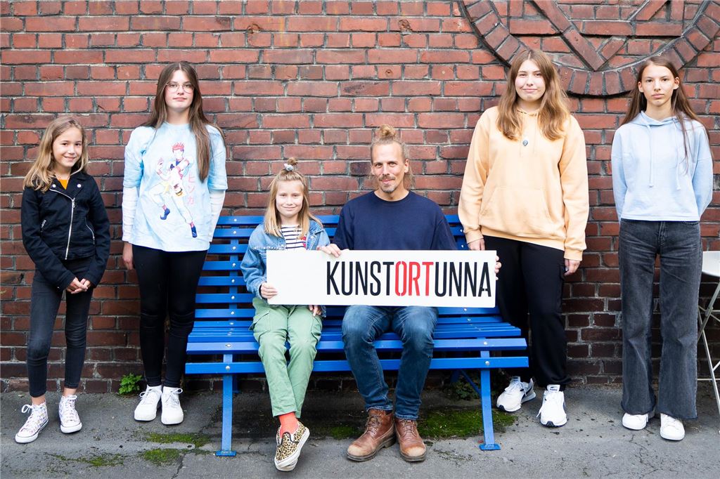 Mit Jule das kreative Unna entdecken Tim Buder zeigt die fünf Nachwuchsküntslerinnen, die im Rahmen der Aktion Jugend-Kunstort ausstellen (v. l.) Franziska Schneider, Charlotte Uhlenbrock, Leni Kronibus, Joanne Slaven, Tatiana Kolesnikova