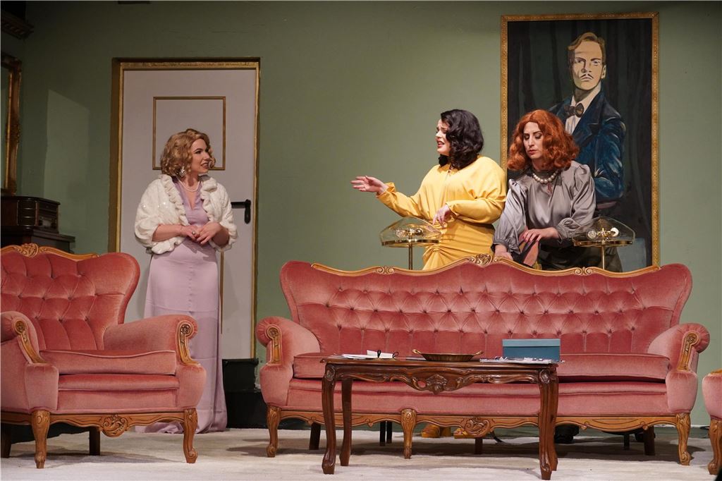 Narrenschiff begeistert mit rasanter Komödie Timing und Biss machen Present Laughter in der Inszenierung des Theaters Narrenschiff zu einem großen Spaß.