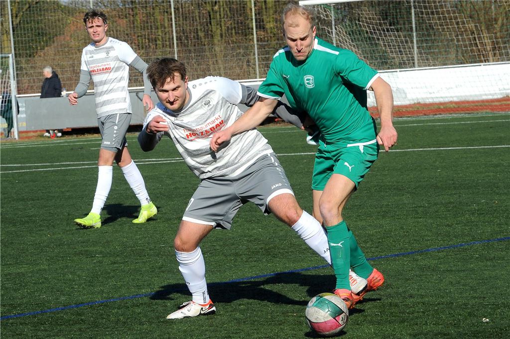 SG Eintracht Ergste II rettet spät einen Punkt Timo Sievernich führt mit links den Ball.