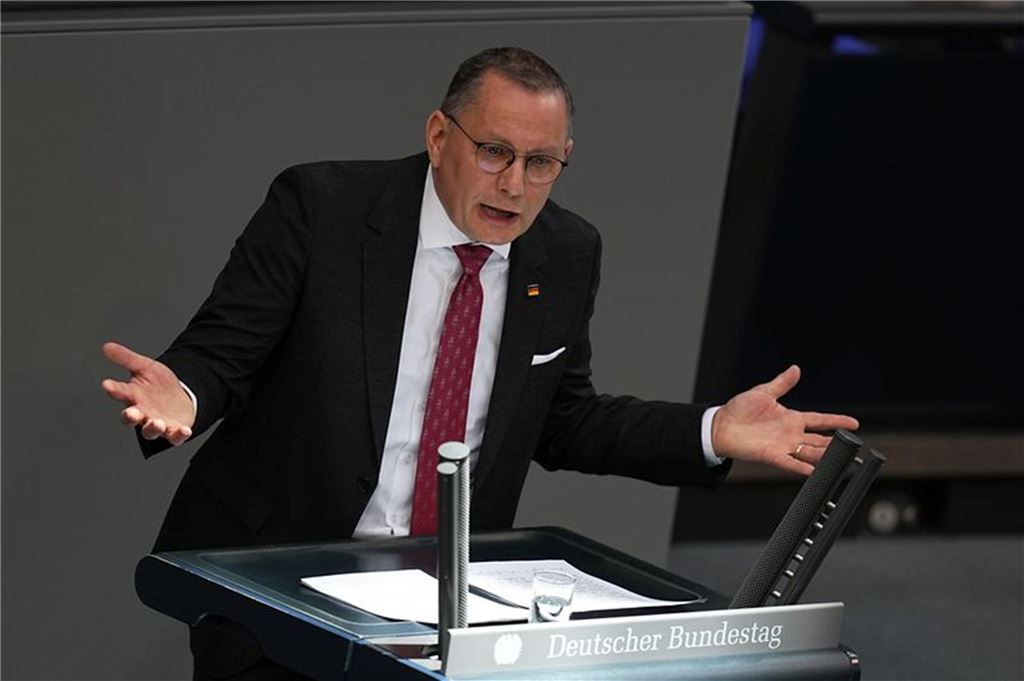 Steinmeier unterzeichnet Grundgesetzänderung für Finanzpaket: Alle Infos im Livestream & Newsblog Tino Chrupalla, AfD-Bundesvorsitzender und Fraktionsvorsitzender der AfD, spricht in der 214. Plenarsitzung der 20. Legislaturperiode im Deutschen Bundestag.