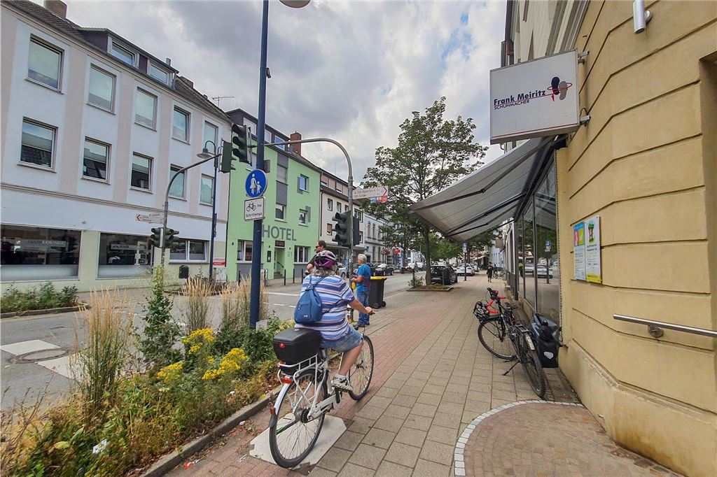 Wer zu eng stellt, zahlt: Gemeinde knöpft sich Gehweg-Regeln vor Künftig müssen 1,80 Meter Gehweg in Holzwickede frei bleiben.