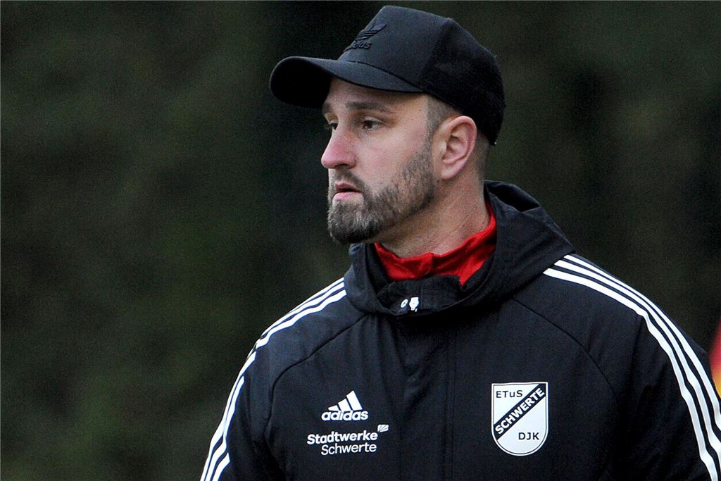 ETuS verteidigt Tabellenführung im Spitzenspiel: Verrfolger setzt Landesliga-Spieler ein Trainer guckt aufs Spielfeld.