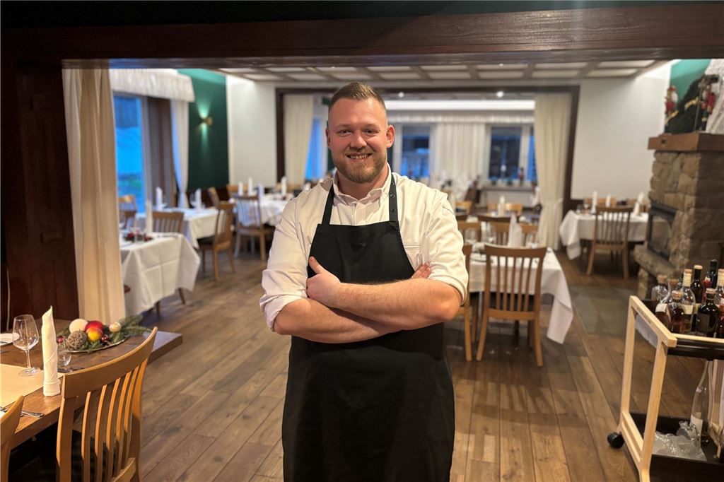 Viel Neues im Tobi bei Linneweber: Maibaum zieht um auf den Bürenbruch Ein Restaurantchef steht in einer rustikalen Gaststube.