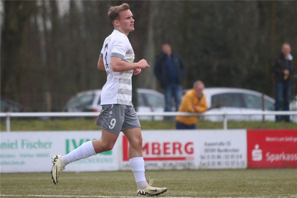Tobias Heering läuft auf dem Fußballplatz. 