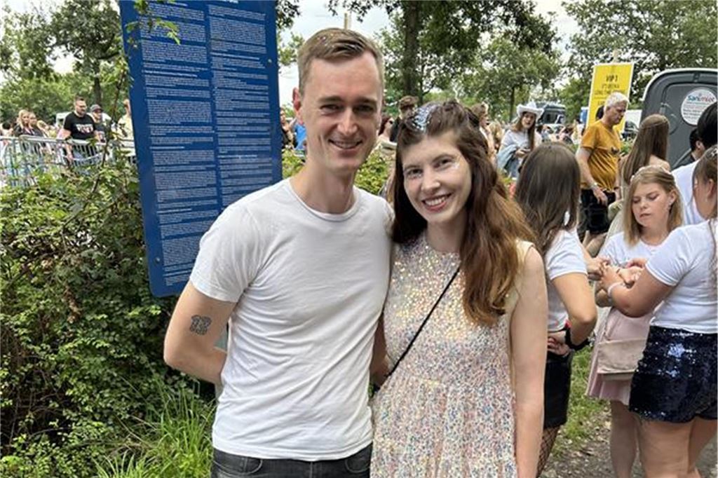 Liveblog vor Taylor-Swift-Konzert in Gelsenkirchen: Fans stehen schon für beste Plätze an Tobias und Laura aus Leipzig vor dem Einlass beim Taylor-Swift-Konzert in Gelsenkirchen.