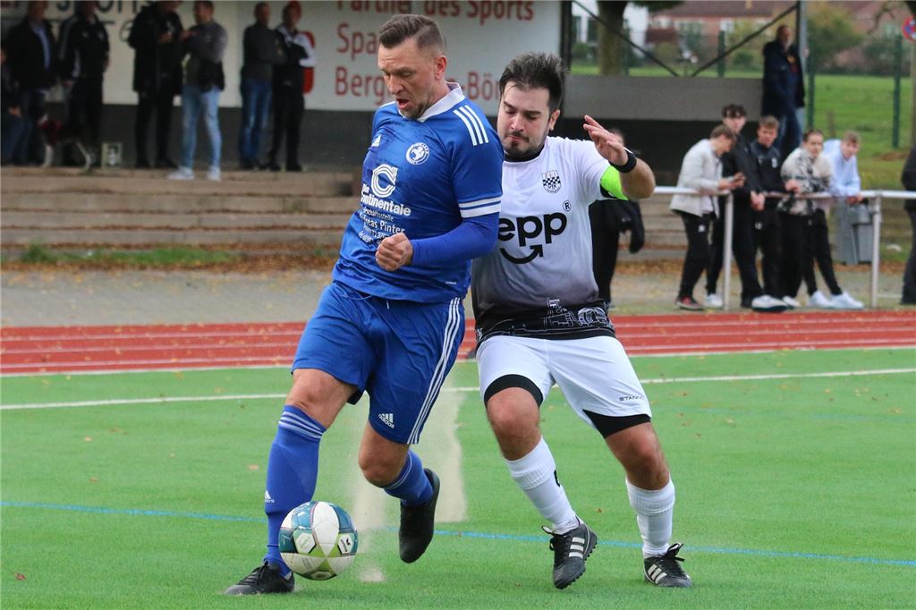 Olaf Barnfeld wirft Trainerjob beim VfK Weddinghofen hin Tolga Civak (r.) leitet ab sofort da Training des VfK Weddinghofen - hier im Spiel gegen den FC Pelkum.