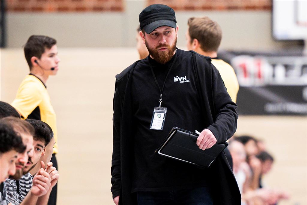 VfL Kemminghausen hat neuen Trainer und Sportlichen Leiter: Zugang kommt von Liga-Konkurrent Tolga Porsuk, hier als Trainer bei der Dortmunder Hallenstadtmeisterschaft, steigt als Sportlicher Leiter beim VfL Kemminghausen.