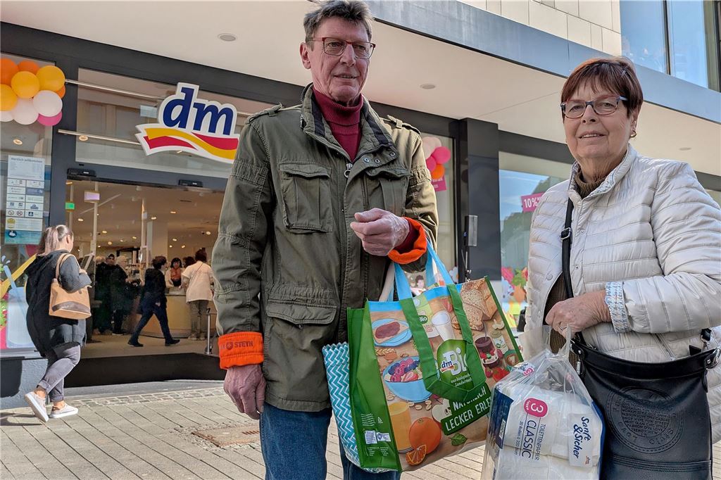 Riesenandrang bei der dm-Wiedereröffnung: Selbst der Promoter staunte Ein Ehepaar kommt mit voll gepackten Einkaufstaschen aus dem Drogeriemarkt.