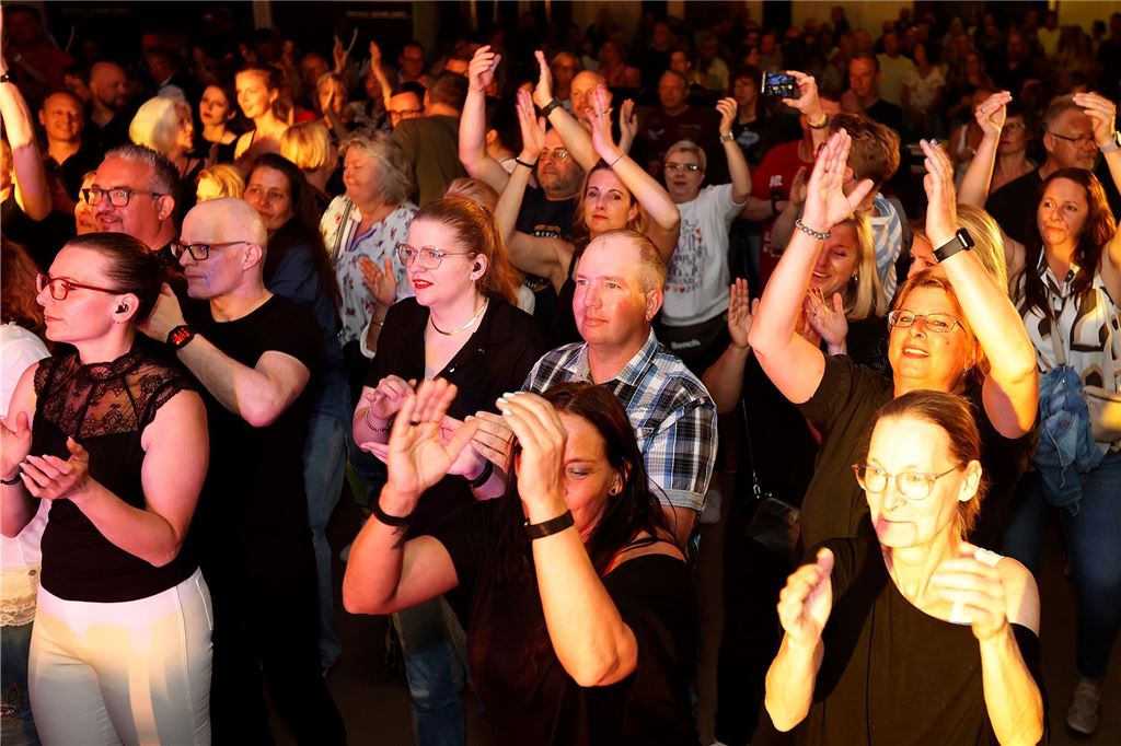 Tanz in den Mai in der Schützenheide mit "Burning Heart"