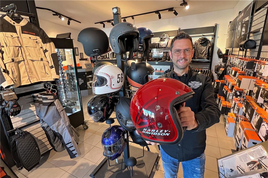 Harley Davidson in Heeren: Wie Tom Pfeiffers Leidenschaft erwachte Tom Pfeiffer in seinem Harley-Davidson-Shop an der Werver Mark in Heeren-Werve zwischen Helmen, Sicherheitsbekleidung und Protektoren.