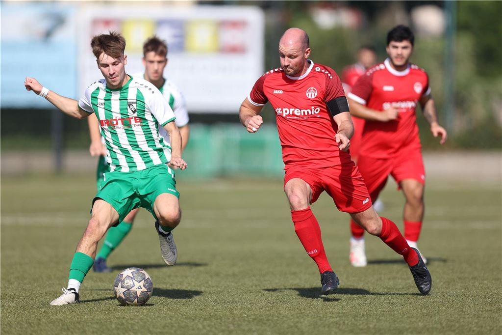 Tom Williams feiert Comeback pünktlich zum Kreispokal-Halbfinale Tom Williams dribbelt den Ball.