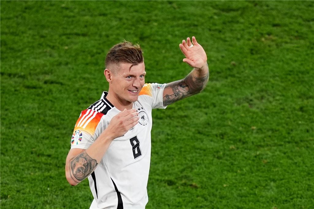 Taktikanalyse vor dem EM-Viertelfinale Toni Kroos winkt.