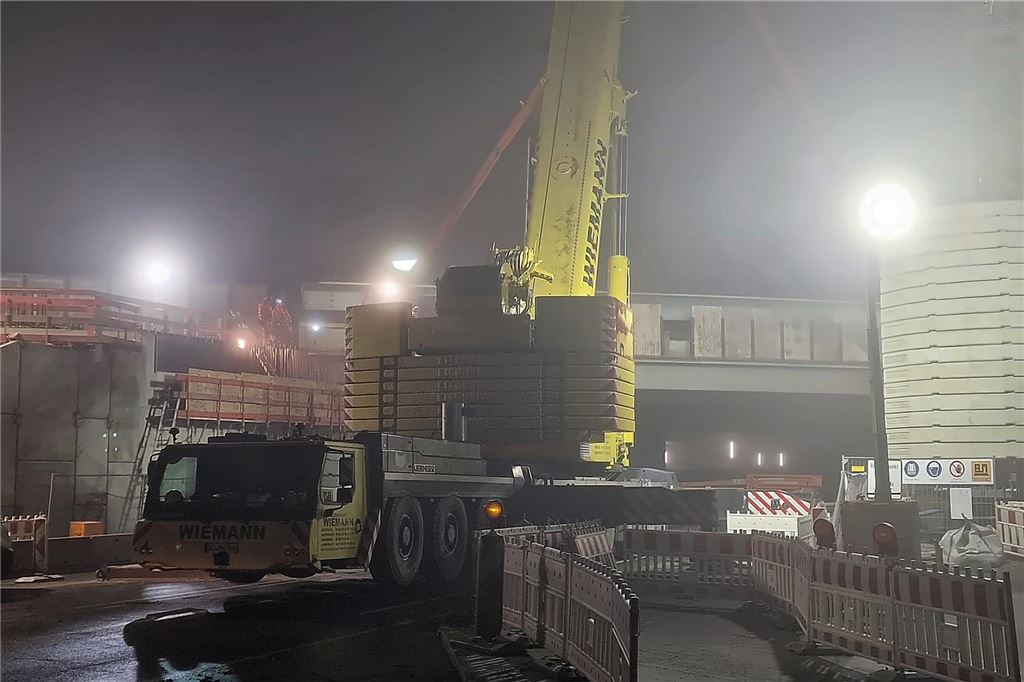 Kranarbeiten an der A1-Brücke in Kamen.