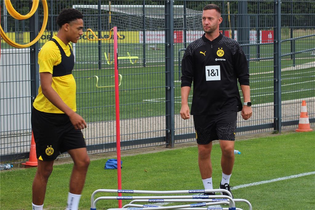 BVB präsentiert Paul Schaffran als neuen NLZ-Chef: Das sind die Ziele des Ricken-Nachfolgers Mathias Schiele geht über den Rasen.