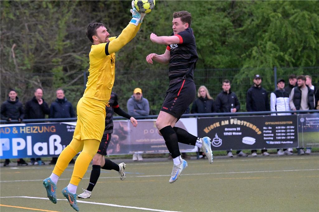 Werner SC muss sich gegen Eintracht Ahaus mit 1:3 geschlagen geben Igor Levchenko, Torwart von Eintracht Ahaus, fängt den Ball aus der Luft, bevor Jason Jäger, Stürmer vom Werner SC, ihn mit dem Kopf ins Tor lupft.