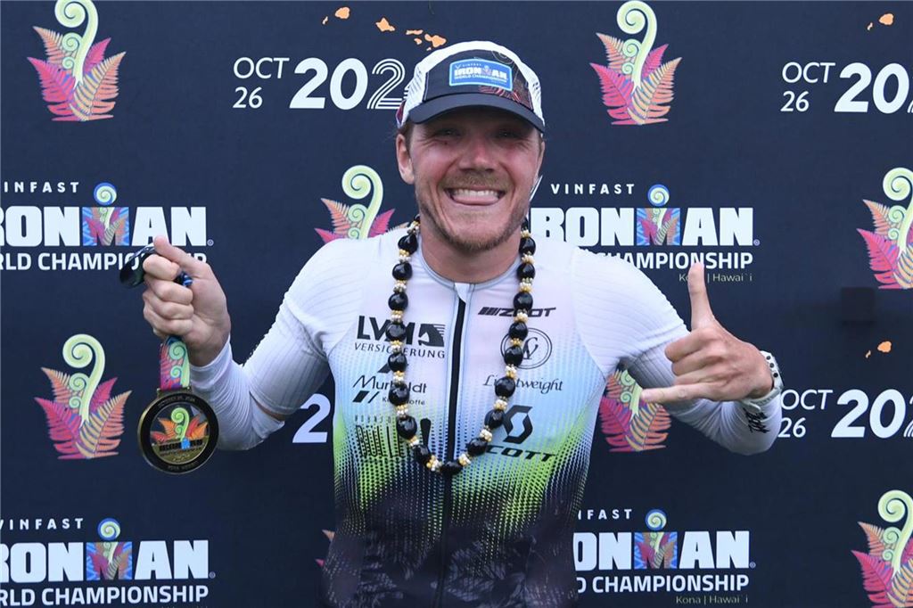Schwerter Triathlet erlebt unvergesslichen Ironman auf Hawaii: Einblicke in die Königsklasse Traditionell gibt es beim Ironman auf Hawaii eine Kette aus Muscheln und Nüssen, die „Kukui Nut Lei“ heißt. Hier trägt Vincent Bartscher aus Schwerte diese um den Hals.