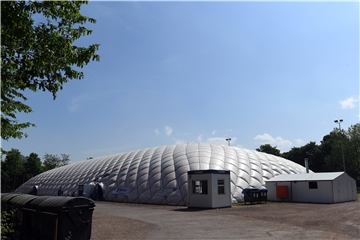 Traglufthallen kamen in NRW zwischenzeitlich auch als Flüchtlingsunterkünfte zur Verwendung. Ein solche Halle schlägt nun der KJEC als Übergangslösung für eine Eisfläche vor, bis die alte Eishalle saniert ist.