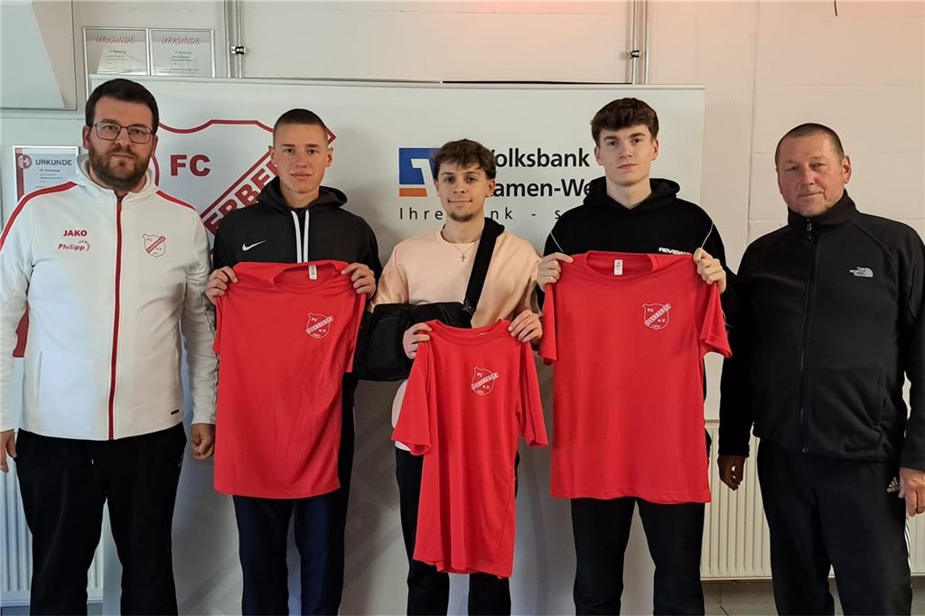 FC Overberge holt junges Trio von der SG Bockum-Hövel Trainer Christian Sand (l.) und der Sportliche Leiter Burghard Bachmann (r.) begrüßten am Sportplatz an der Hansastraße Nick Eckert, Philip Wolrath und Tino Hyss.
