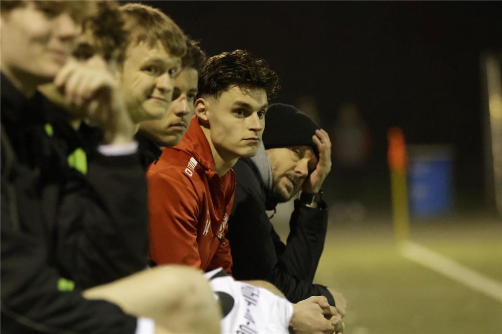 SSV Mühlhausen ist eine leichte Beute für die Löwen Trainer Marc Woller (r.) kann sich nach der Pleite nur noch an den Kopf fassen.