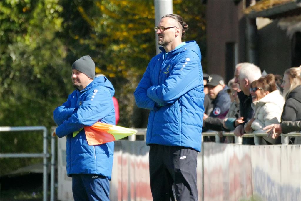 Frischer Wind für den SV Herbern: Henning Streyl mischt oben mit SV Herberns Trainer Oliver Glöden beim 3:1-Heimsieg gegen die SG Massen an der Seitenlinie.