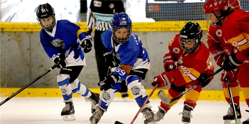 Bulldogs in Not: Bergkamens Eishalle streicht Unna Trainingszeiten Trainingsmöglichkeiten für die „Bulldogs“ des KJEC (in Blau) sollen in Bergkamen zur kommenden Saison deutlich beschnitten werden. Inzwischen weiß der Königsborner Verein nicht, wie er damit umgehen soll: Enger zusammenzurücken sei nicht mehr sinnvoll.