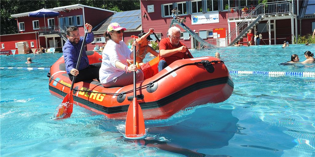 Viele schöne Fotos: Eitel Sonnenschein bei der zweiten Familienolympiade im Elsebad Traumwetter für die zweite Familienolympiade im Elsebad: Zehn Vereine aus Schwerte waren mit dabei. Bürgermeister Dimitrios Axourgos (l.) legte sich im Schlauchboot ins Zeug.