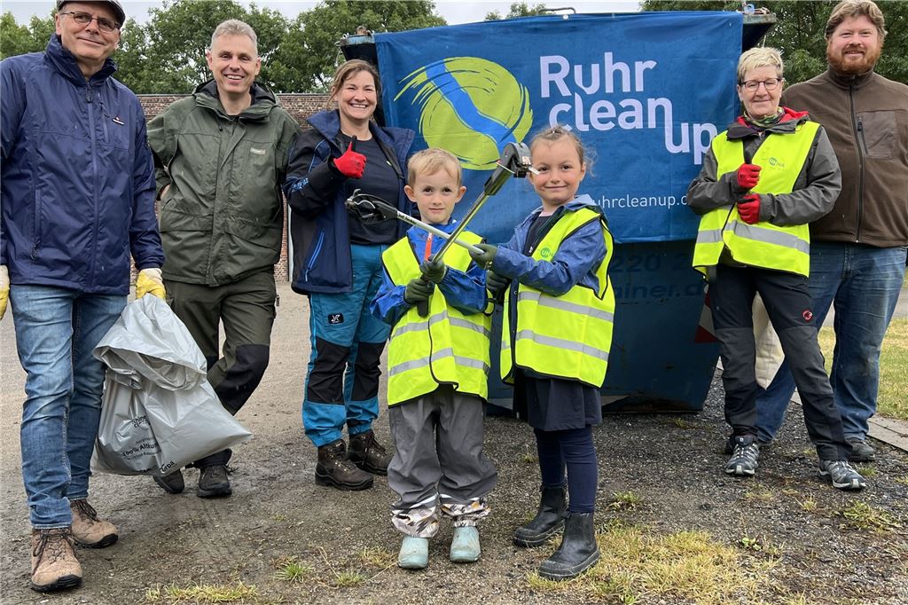 Clean Up an der Ruhr: In Fröndenberg trotzen Müllsammler dem Regenwetter Treffpunkt an der Kulturschmiede: Beim Ruhrcleanup haben sich einige Freiwillige versammelt. Am anderen Treffpunkt, dem Kanu-Klub Unna in Dellwig, waren es einige Helfer mehr. Aber bei freiwilligen Aktionen gilt immer: Jede helfende Hand ist wichtig.