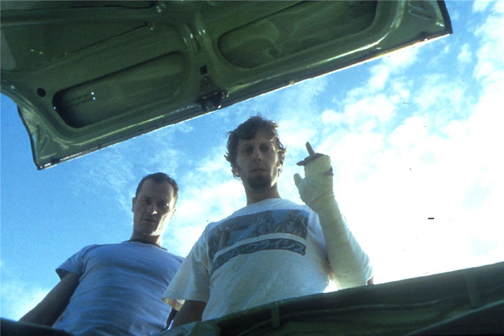 Spin-off von „Bang Boom Bang“: Schlucke mit Keek in der Badewanne Tresor oder Leiche im Kofferraum: Szene aus dem Kultfilm „Bang Boom Bang“ (1999) von Peter Thorwarth – mit Andy (Markus Knüfken) und Keek (Oliver Korittke).