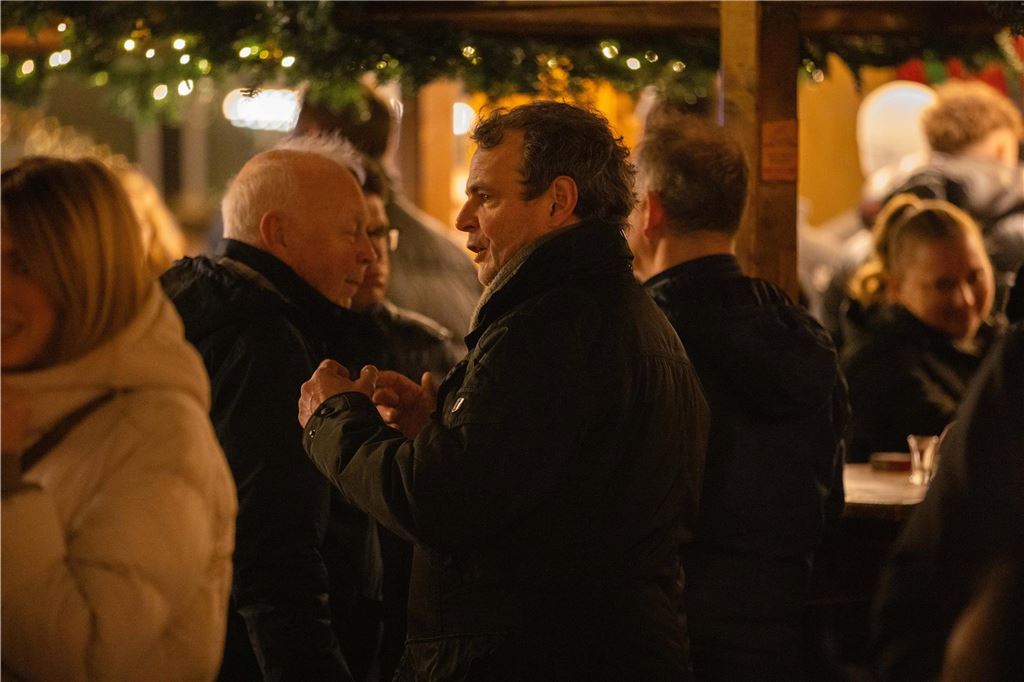 Trotz der Einschränkungen des Programms auf Unnas Weihnachtsmarkt als Reaktion auf den Anschlag auf einen Magdeburger Weihnachtsmarkt ließen sich die Besucher in Unna die Stimmung nicht vermiesen.