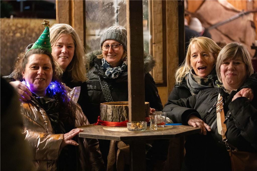 Trotz der Einschränkungen des Programms auf Unnas Weihnachtsmarkt als Reaktion auf den Anschlag auf einen Magdeburger Weihnachtsmarkt ließen sich die Besucher in Unna die Stimmung nicht vermiesen.