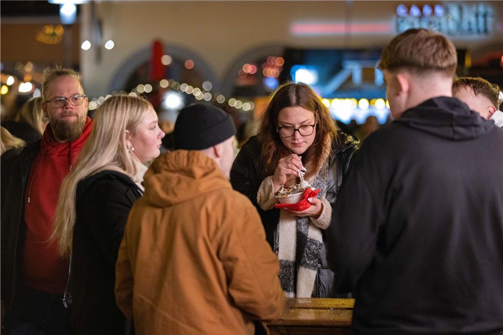 Trotz der Einschränkungen des Programms auf Unnas Weihnachtsmarkt als Reaktion auf den Anschlag auf einen Magdeburger Weihnachtsmarkt ließen sich die Besucher in Unna die Stimmung nicht vermiesen.