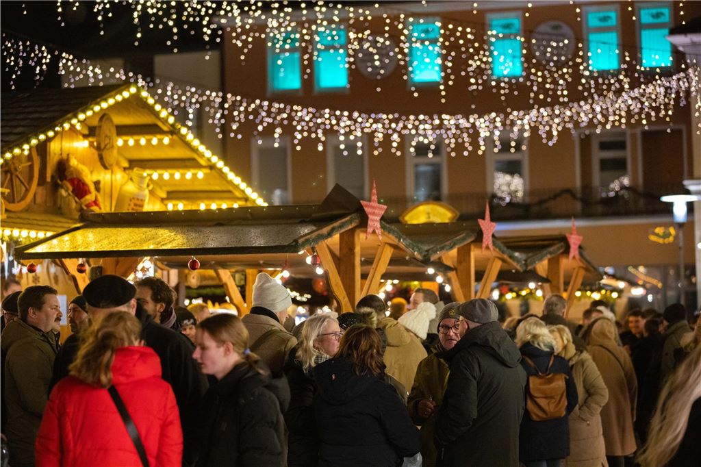 Trotz der Einschränkungen des Programms auf Unnas Weihnachtsmarkt als Reaktion auf den Anschlag auf einen Magdeburger Weihnachtsmarkt ließen sich die Besucher in Unna die Stimmung nicht vermiesen.