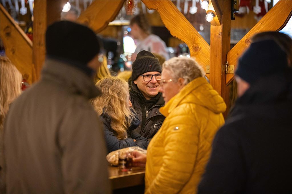 Trotz der Einschränkungen des Programms auf Unnas Weihnachtsmarkt als Reaktion auf den Anschlag auf einen Magdeburger Weihnachtsmarkt ließen sich die Besucher in Unna die Stimmung nicht vermiesen.