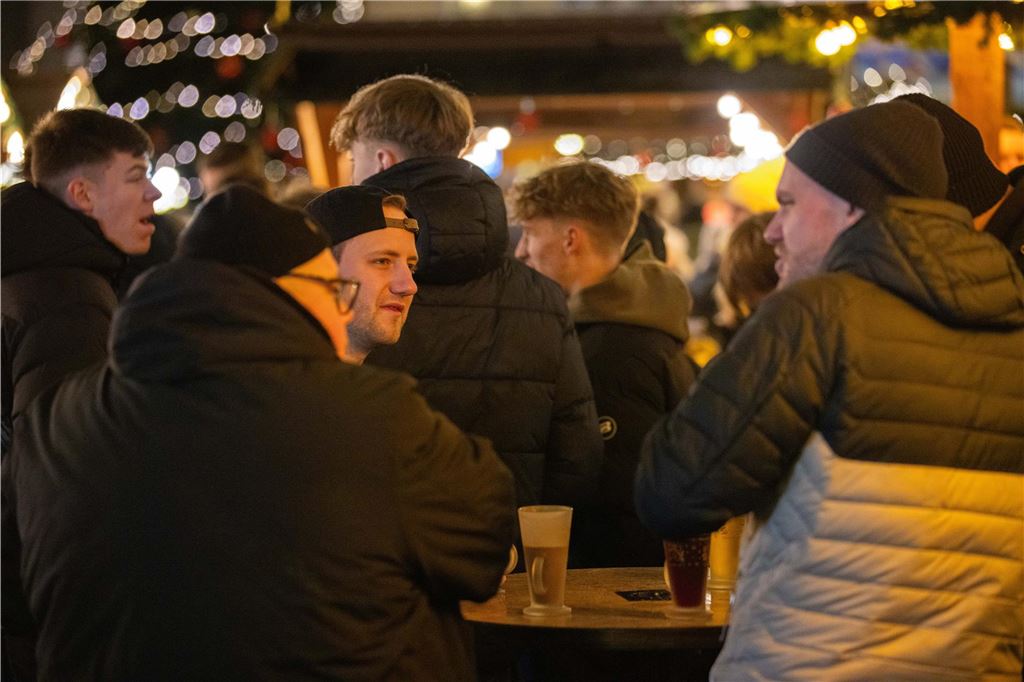 Trotz der Einschränkungen des Programms auf Unnas Weihnachtsmarkt als Reaktion auf den Anschlag auf einen Magdeburger Weihnachtsmarkt ließen sich die Besucher in Unna die Stimmung nicht vermiesen.